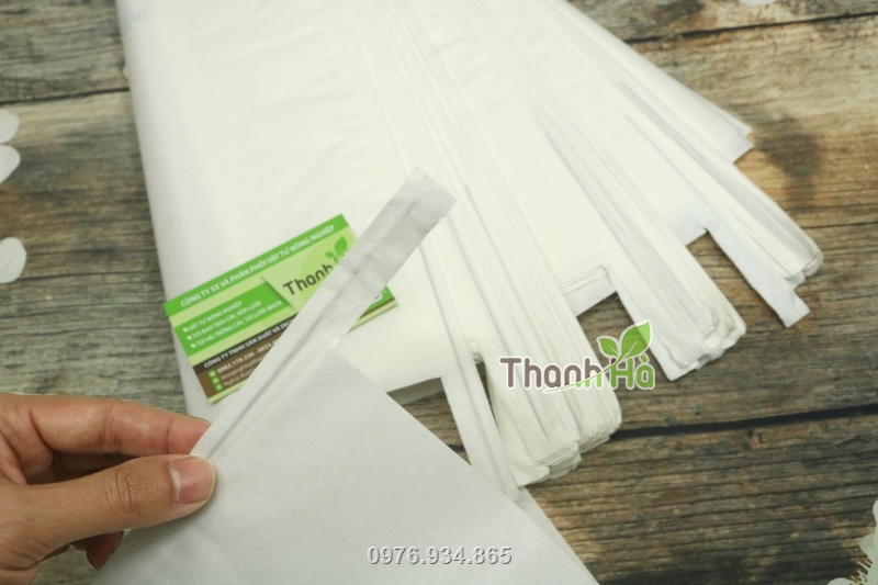 Túi giấy sáp sử dụng dây kẽm mềm cố định miệng túi khi bao