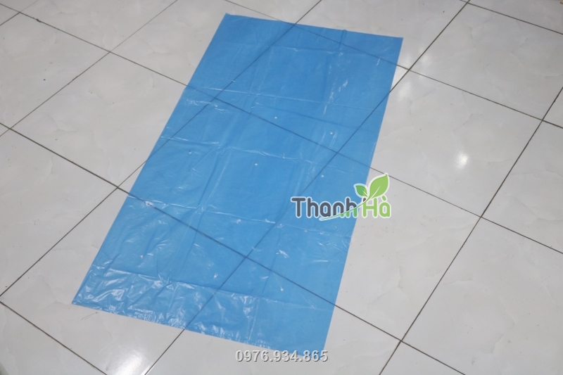 Túi có kích thước 70x140cm được làm từ nylon PE xanh chuyên dụng