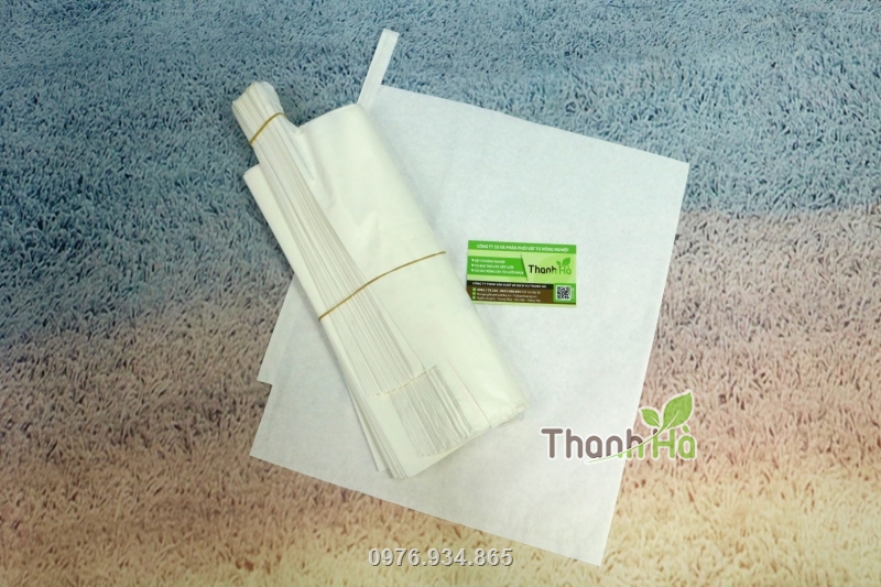 Túi sáp trắng dán viền xung quanh, miệng túi có kèm dây kẽm dễ dàng khi sử dụng