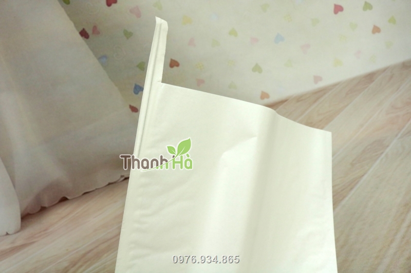 Túi giấy sáp trắng sử dụng dây kẽm mềm để giữ túi trên cây