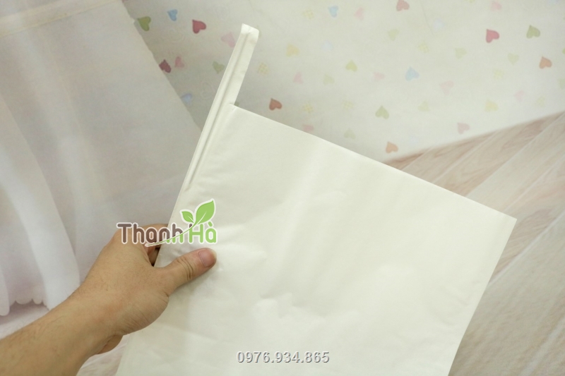 Túi giấy sáp trắng sử dụng dây kẽm mềm dễ uốn để bọc quả