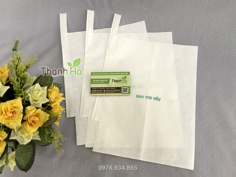 Túi giấy dán viền chắc chắn, dùng dây kẽm mềm quấn xung quanh miệng túi