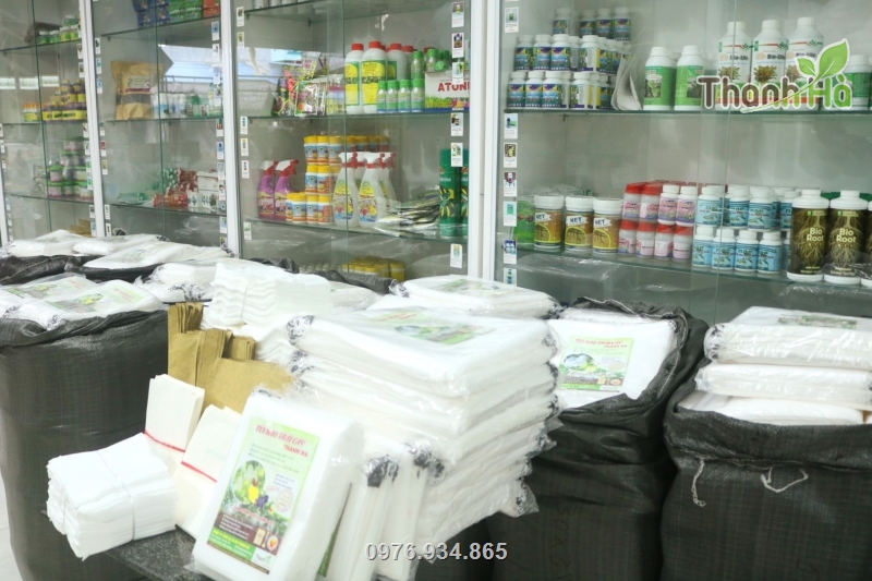 Cửa hàng vật tư nông nghiệp bày bán rộng rãi túi bao trái Thanh Hà