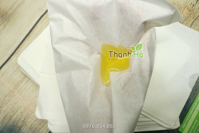 Túi được làm từ bột giấy pha nilon, bên ngoài có lớp sáp chống thấm nước tốt